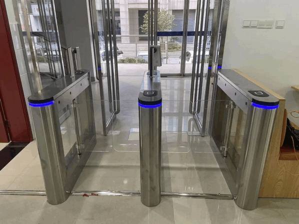 Multi-Factor High-Speed Pedestrian Turnstiles for Secure Corporate Passageways5